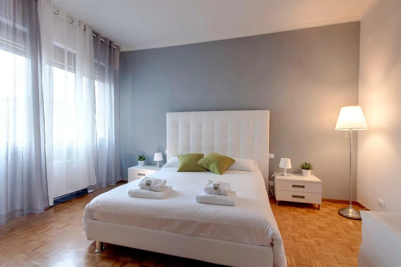 Lungarno Apartment By Mamo Florence Italy