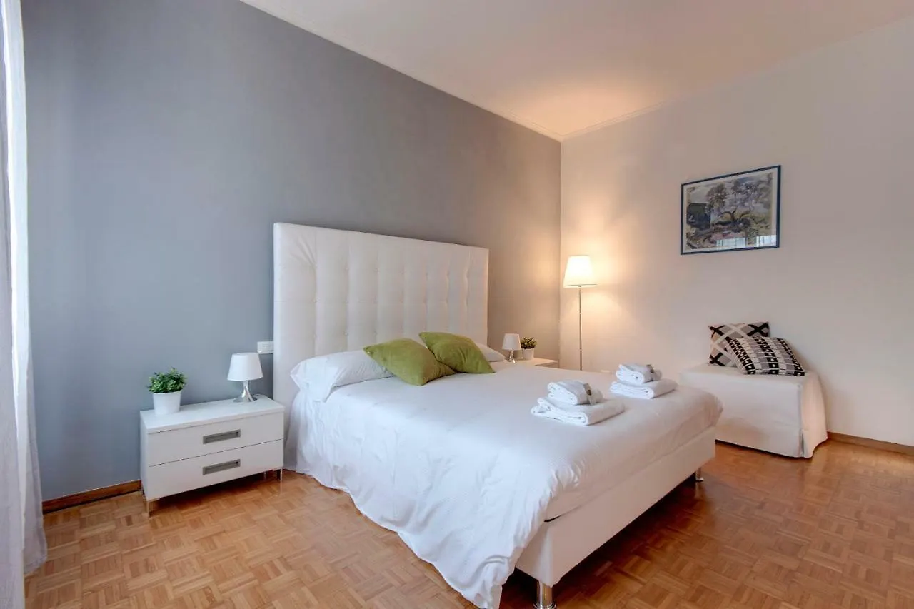 Lungarno Apartment By Mamo Florence Italy