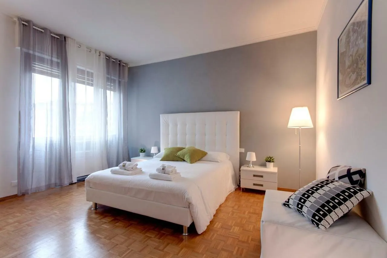Lungarno Apartment By Mamo Florence Italy