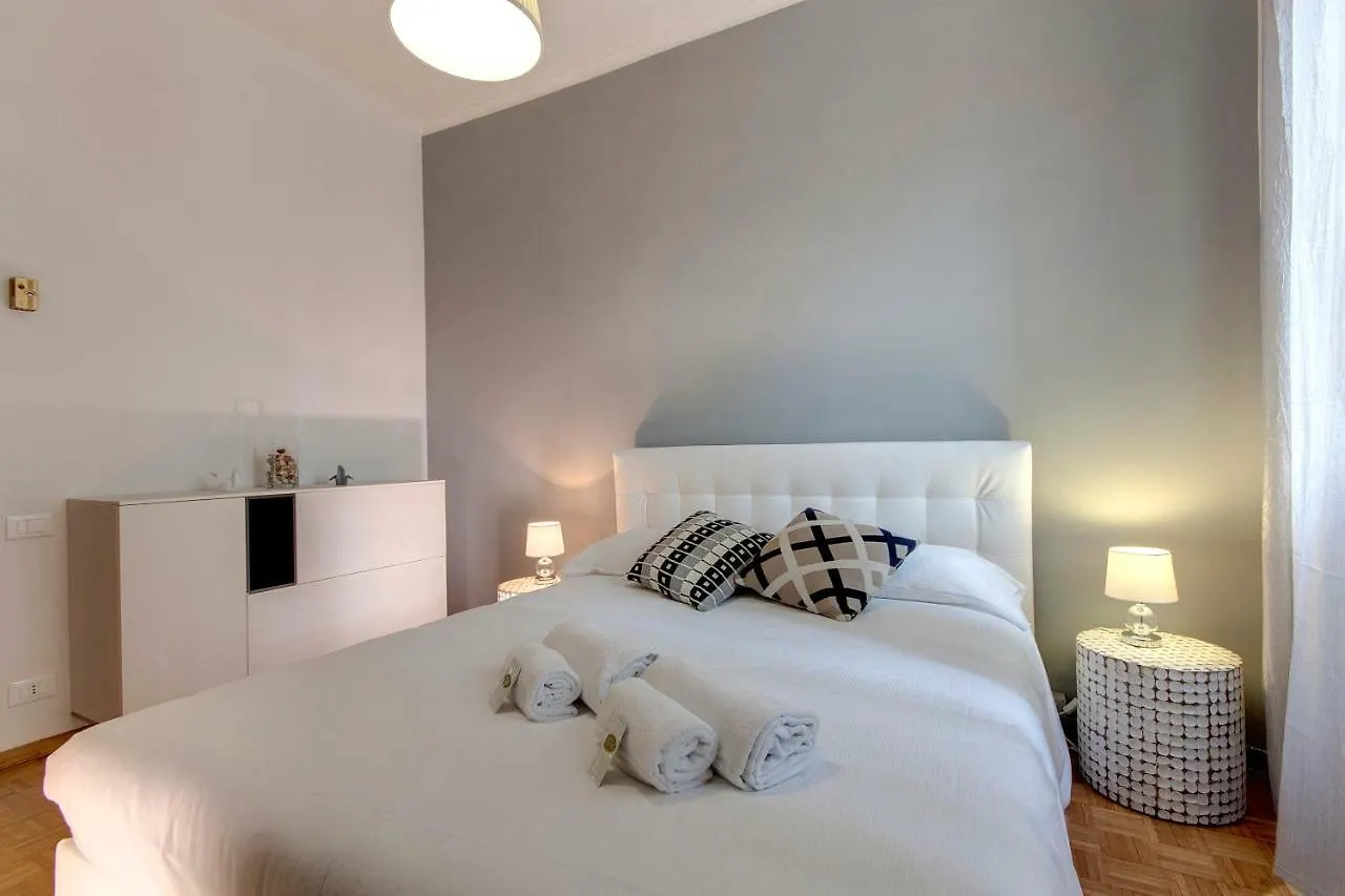 Lungarno Apartment By Mamo Florence Italy